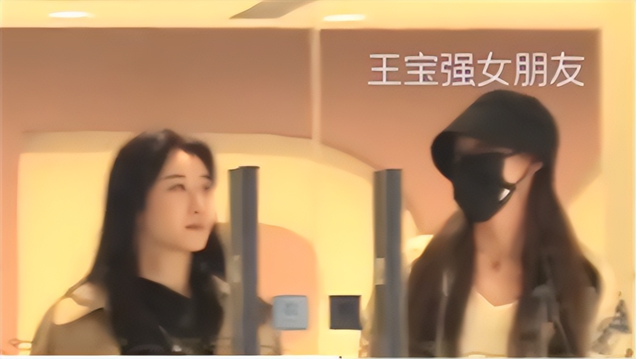 王宝强女友冯清被曝骗婚后，近况曝光，和闺蜜出门逛街懂得避嫌 第3张