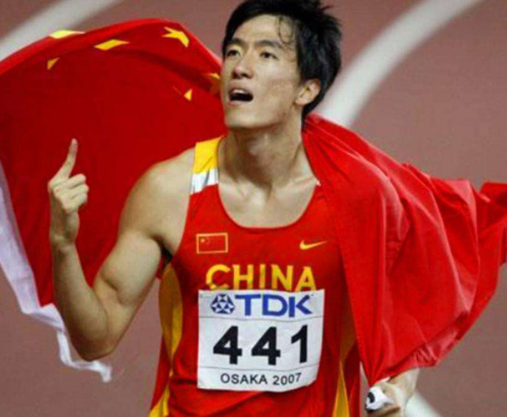 刘翔与34岁妻子罕见露面，吴莎发型个性纹身抢镜，身材不输葛天 第9张