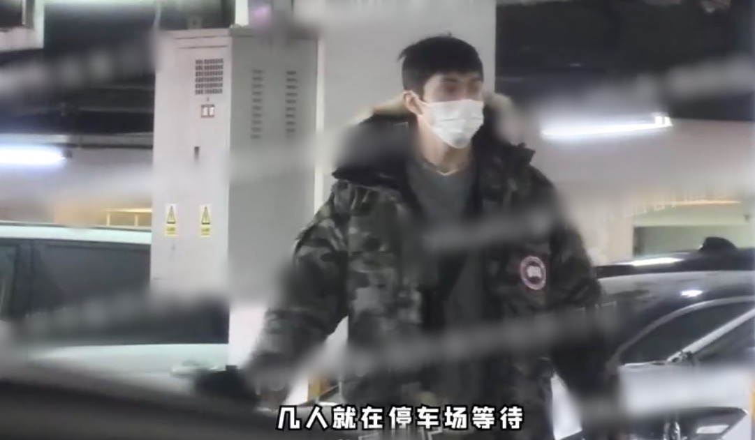 39岁高伟光疑恋情曝光，被拍与一女性外出逛街，举止亲密疑见家长 第5张