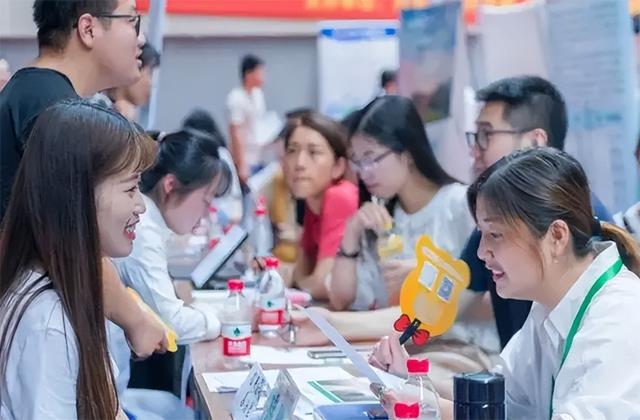 校招和社招的区别工资待遇（社会招聘和校园招聘的优缺点） 第1张