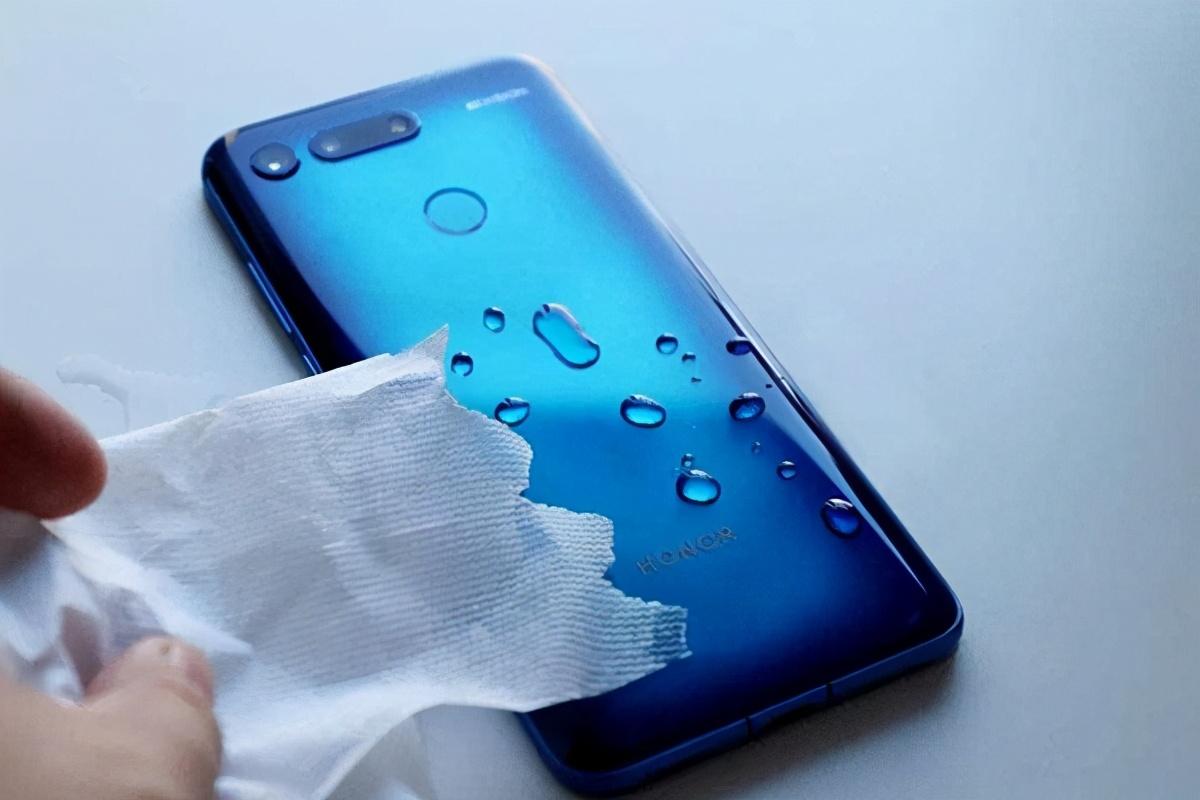 不小心手机掉水里怎么办（手机进水的正确补救步骤） 第7张
