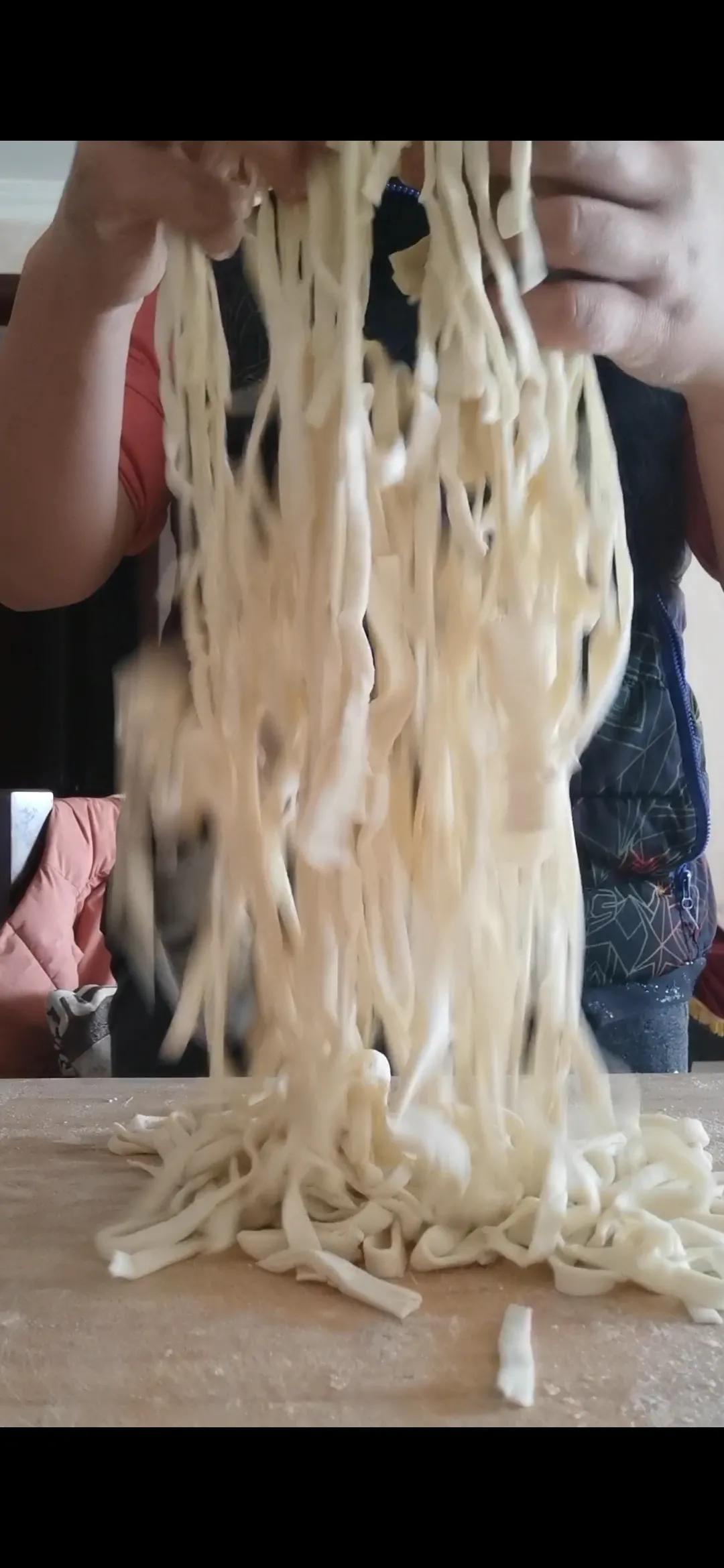 手擀面的制作方法简单（关于手擀面的制作过程） 第5张