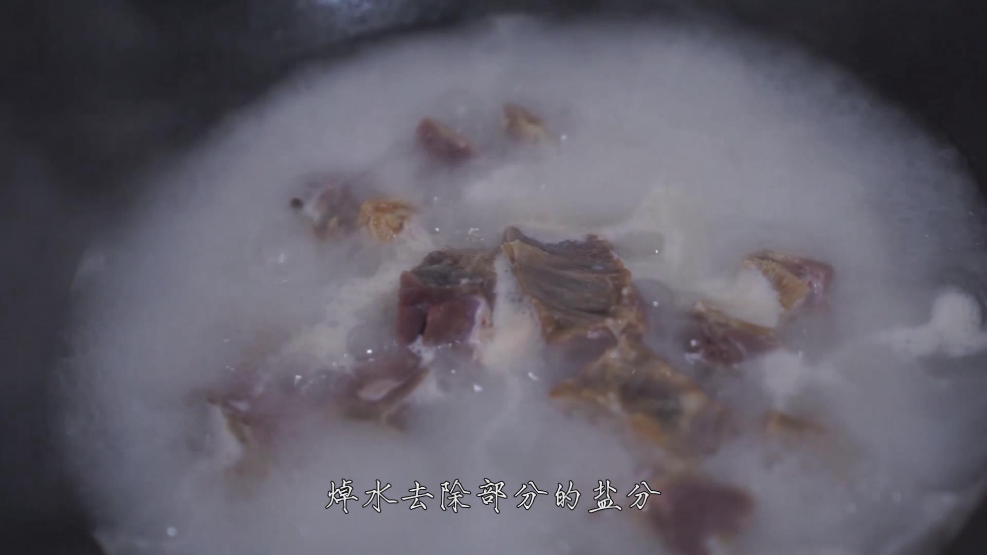 腊鸭腿怎么做好吃（土豆腊鸭腿的做法） 第7张