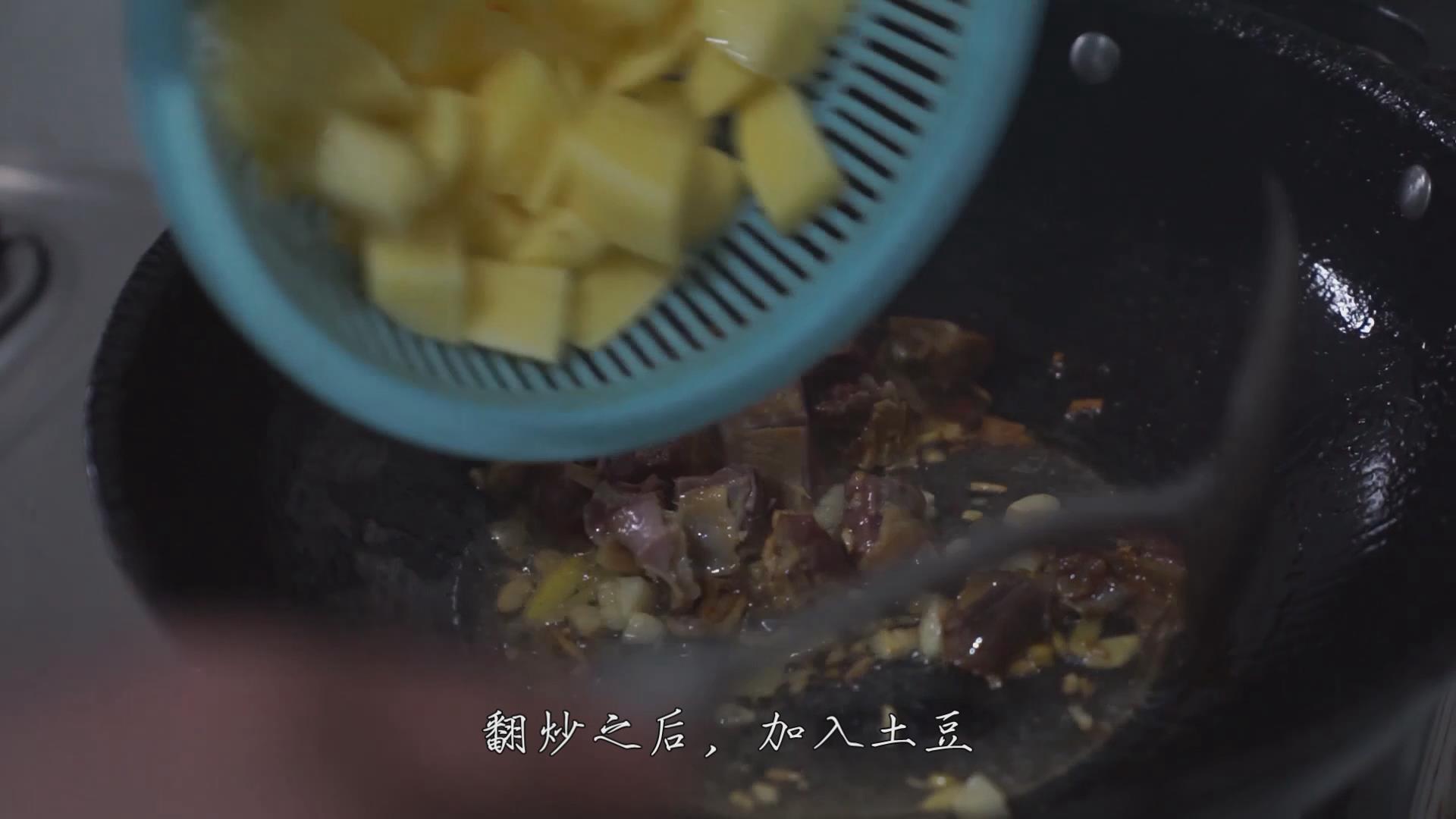 腊鸭腿怎么做好吃（土豆腊鸭腿的做法） 第15张