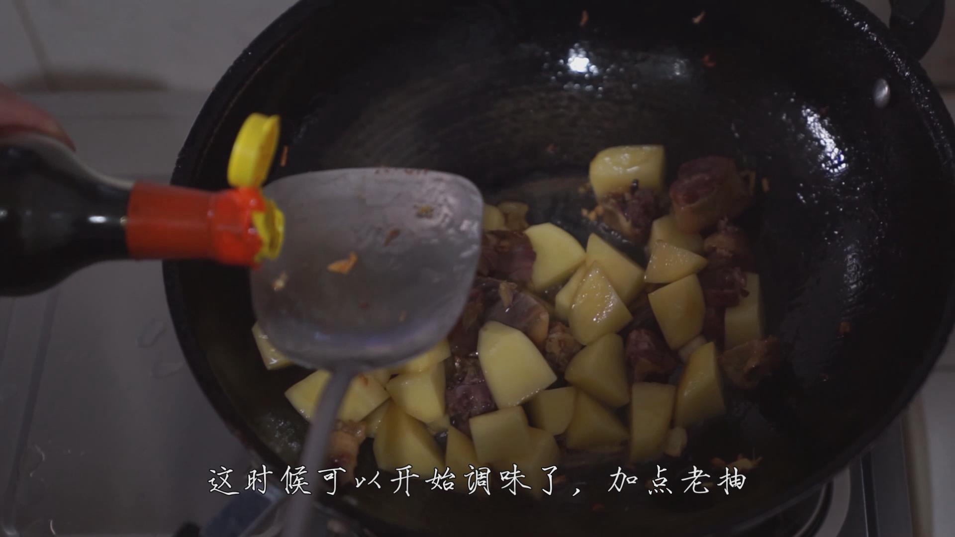腊鸭腿怎么做好吃（土豆腊鸭腿的做法） 第17张