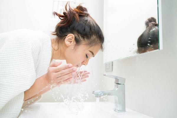 可以用盐水洗脸吗（用盐水洗脸的正确方法） 第1张