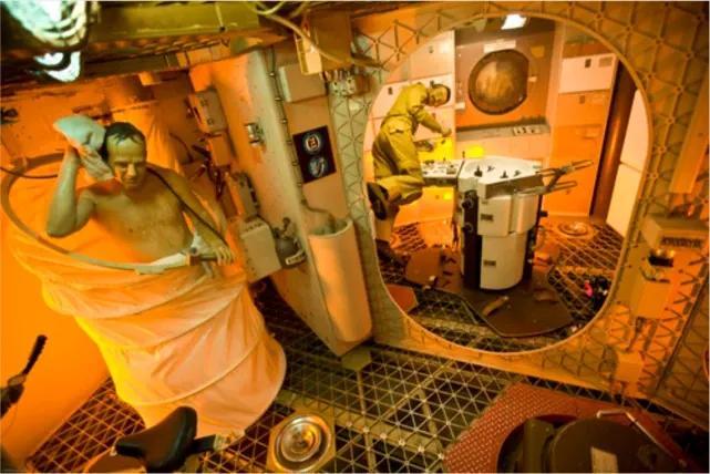 航天员怎么上厕所（宇航员上厕所和洗澡的方法） 第5张