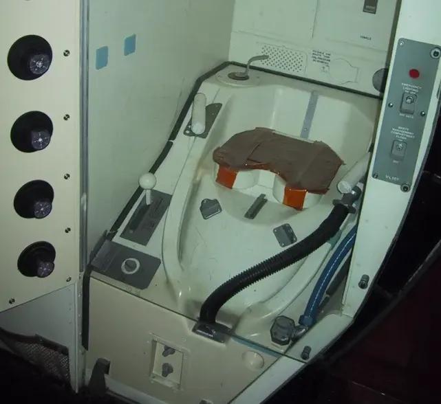 航天员怎么上厕所（宇航员上厕所和洗澡的方法） 第11张