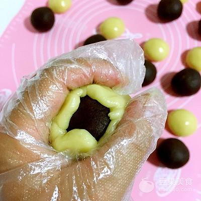 豆沙月饼怎么做又软又好吃（家常豆沙月饼的做法） 第21张