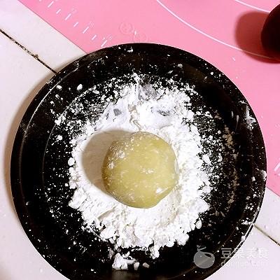 豆沙月饼怎么做又软又好吃（家常豆沙月饼的做法） 第23张