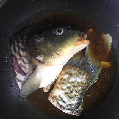 鲤鱼怎么做好吃又简单家常（简单新鲜鱼的家常做法） 第9张