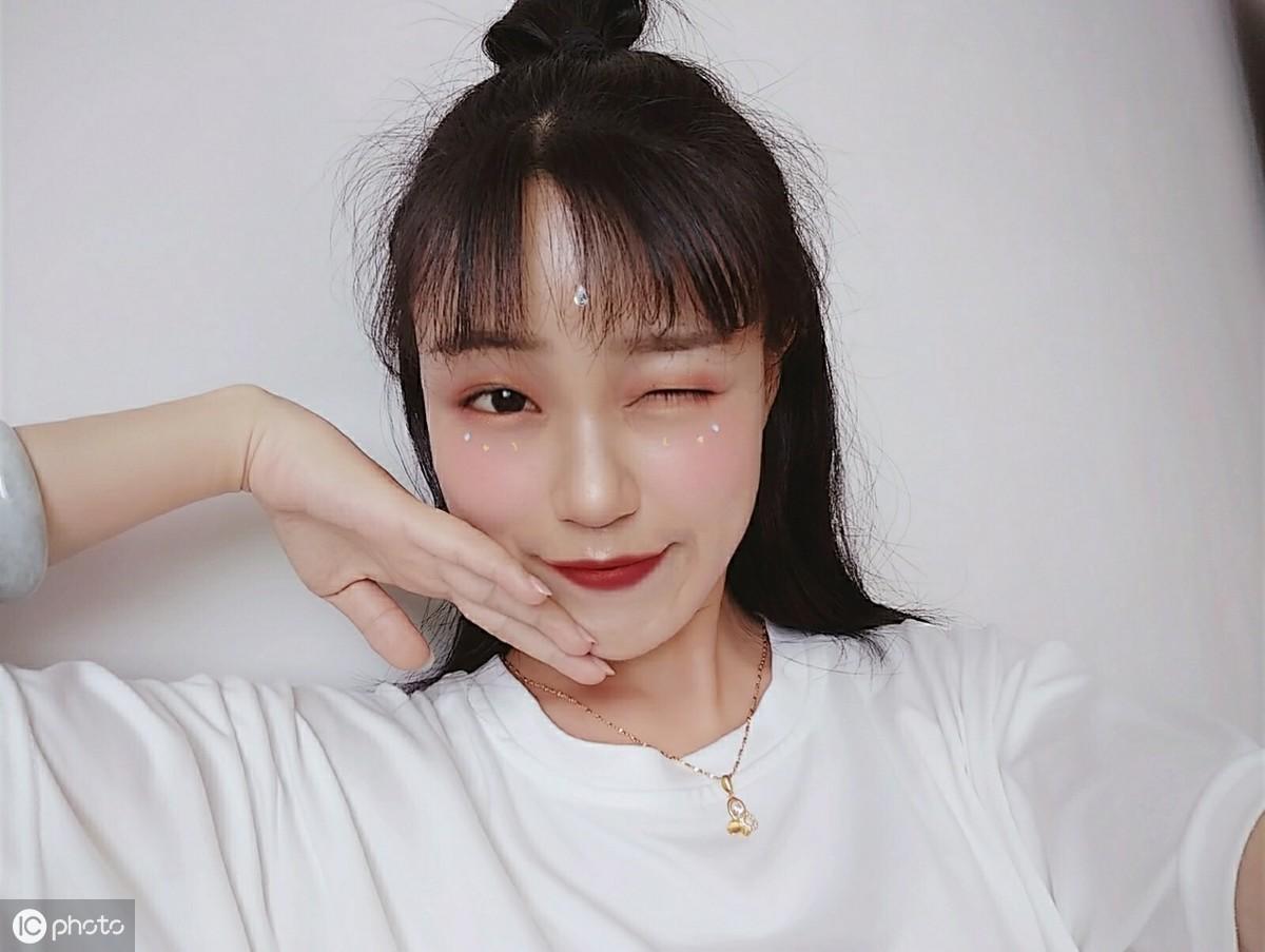 丸子头怎么扎简单好看蓬松（盘头最简单的方法分享） 第3张