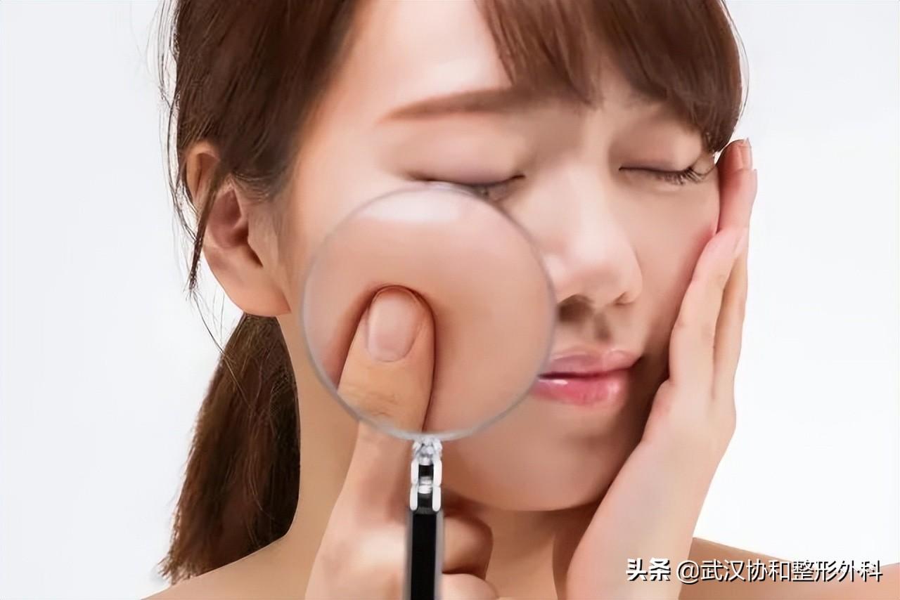 脸上的毛孔粗大是什么原因造成的（收缩毛孔最有效的办法） 第1张
