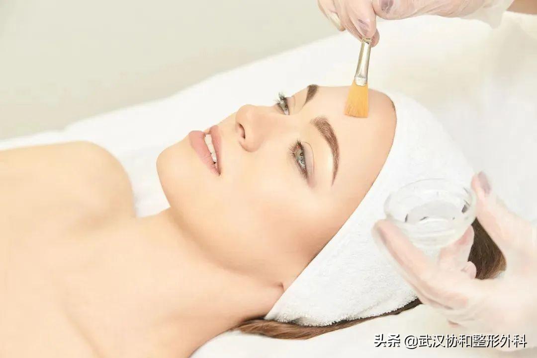 脸上的毛孔粗大是什么原因造成的（收缩毛孔最有效的办法） 第11张