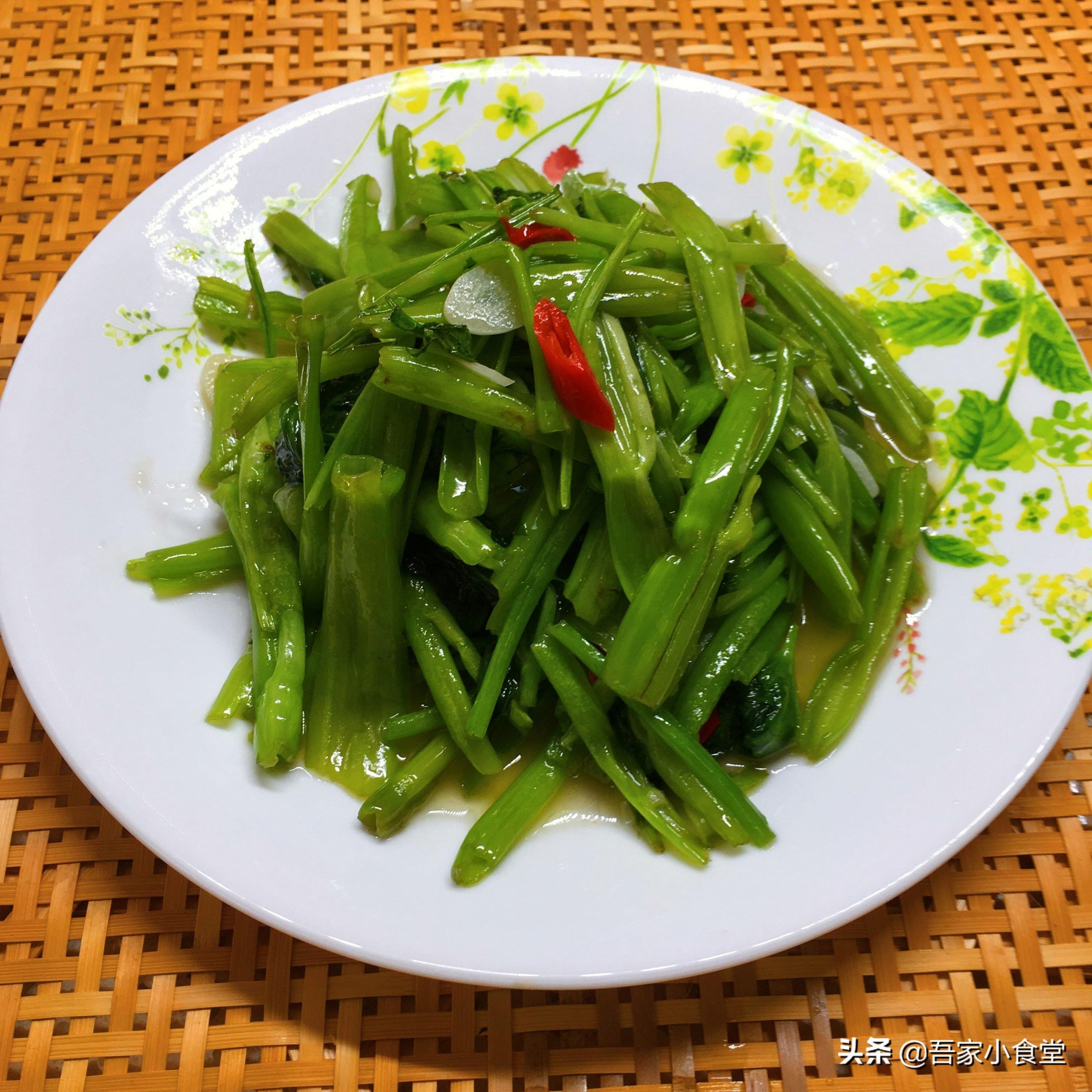 空心菜怎么炒又绿又脆（ 素炒空心菜的做法大全） 第1张