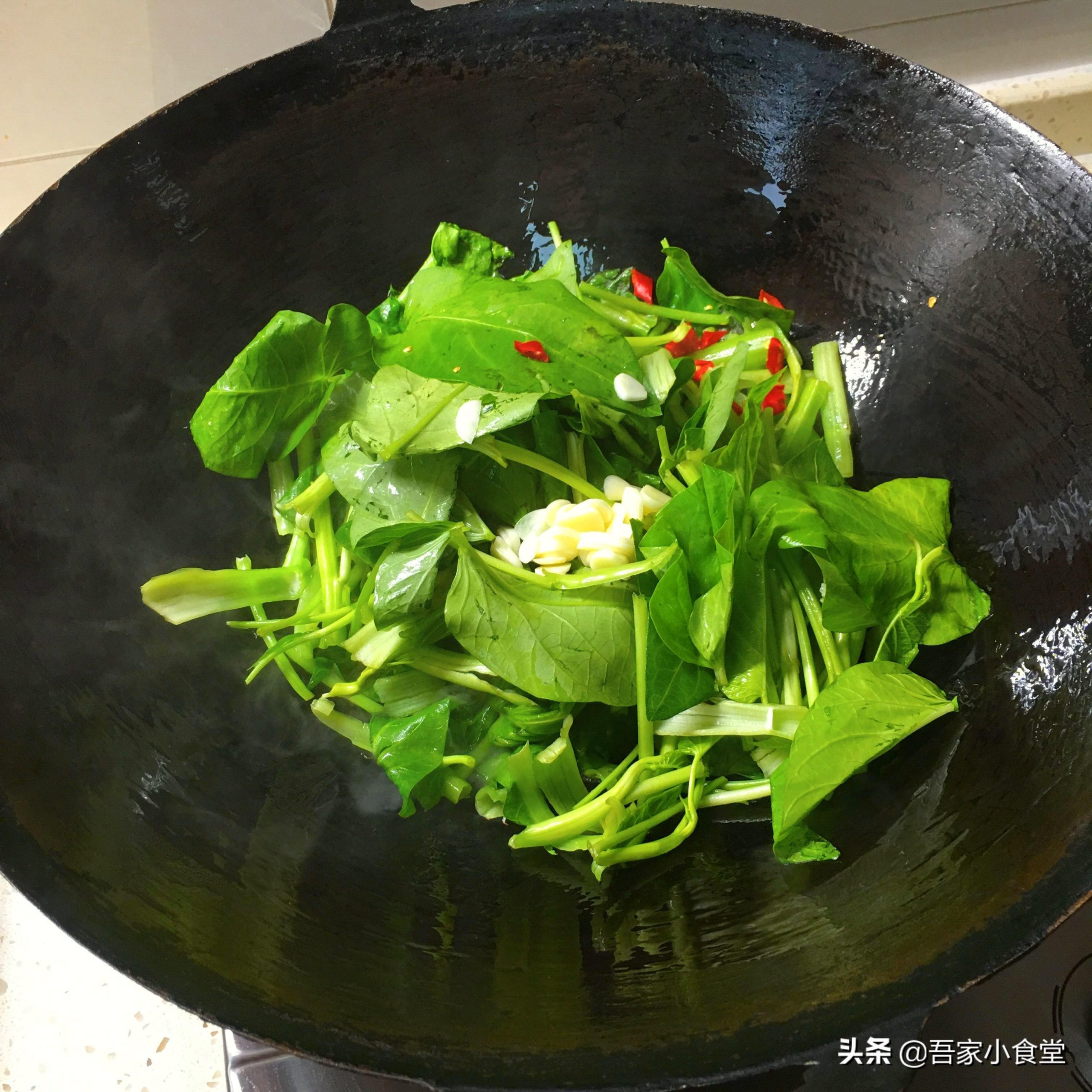 空心菜怎么炒又绿又脆（ 素炒空心菜的做法大全） 第7张