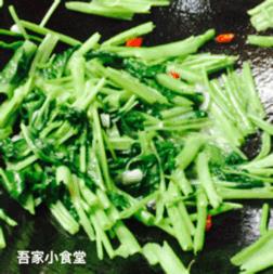 空心菜怎么炒又绿又脆（ 素炒空心菜的做法大全） 第9张