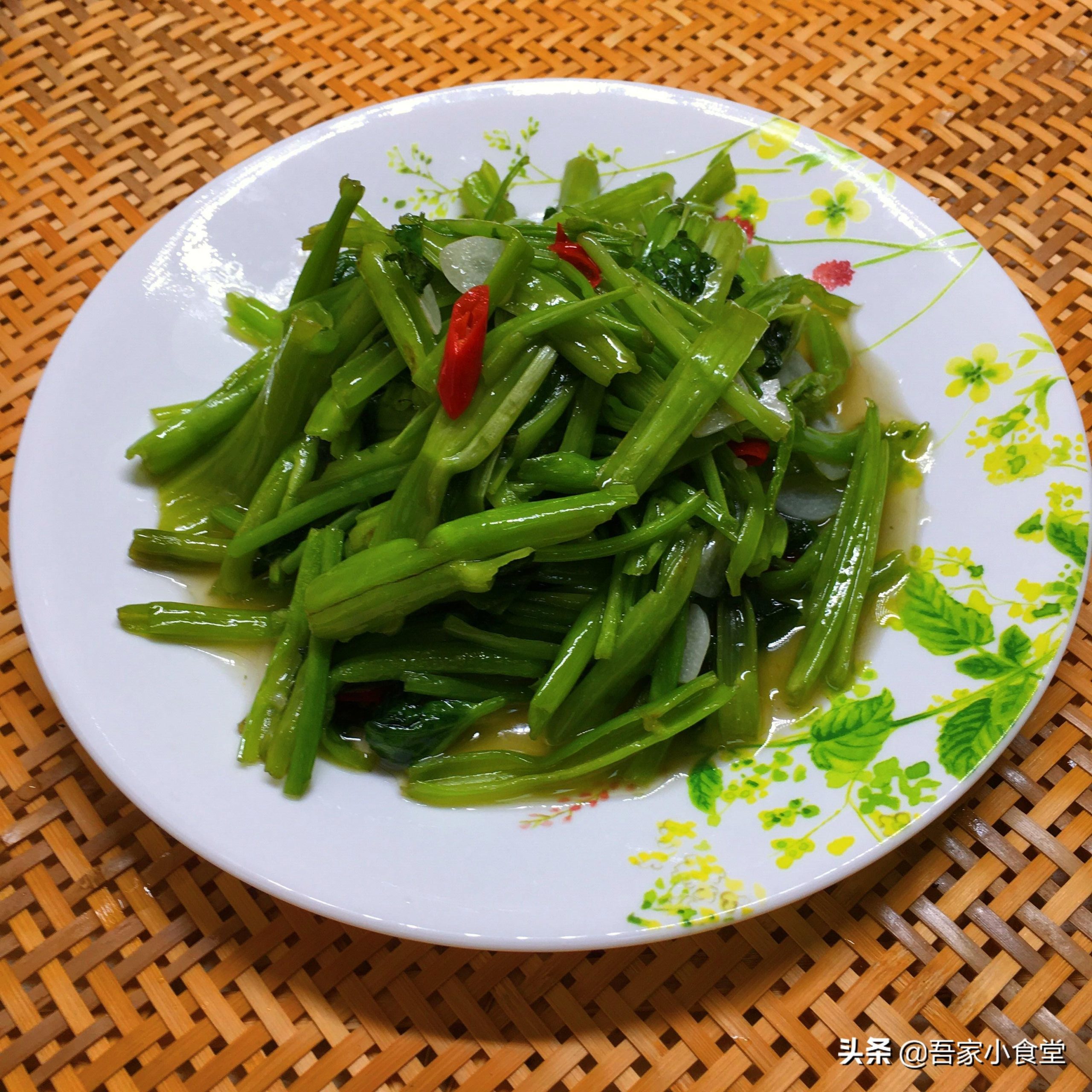 空心菜怎么炒又绿又脆（ 素炒空心菜的做法大全） 第11张