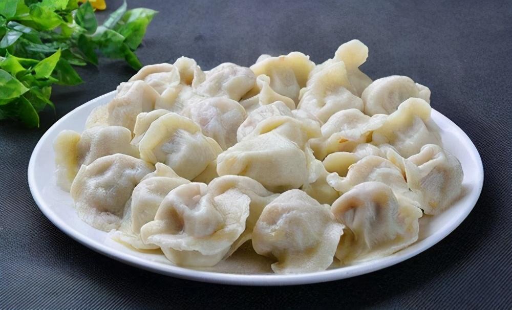 牛肉馅饺子怎么调馅配什么菜（正宗牛肉饺子馅的做法） 第1张