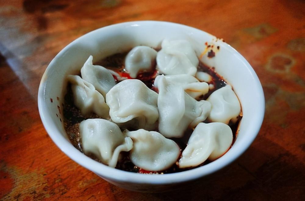 牛肉馅饺子怎么调馅配什么菜（正宗牛肉饺子馅的做法） 第3张
