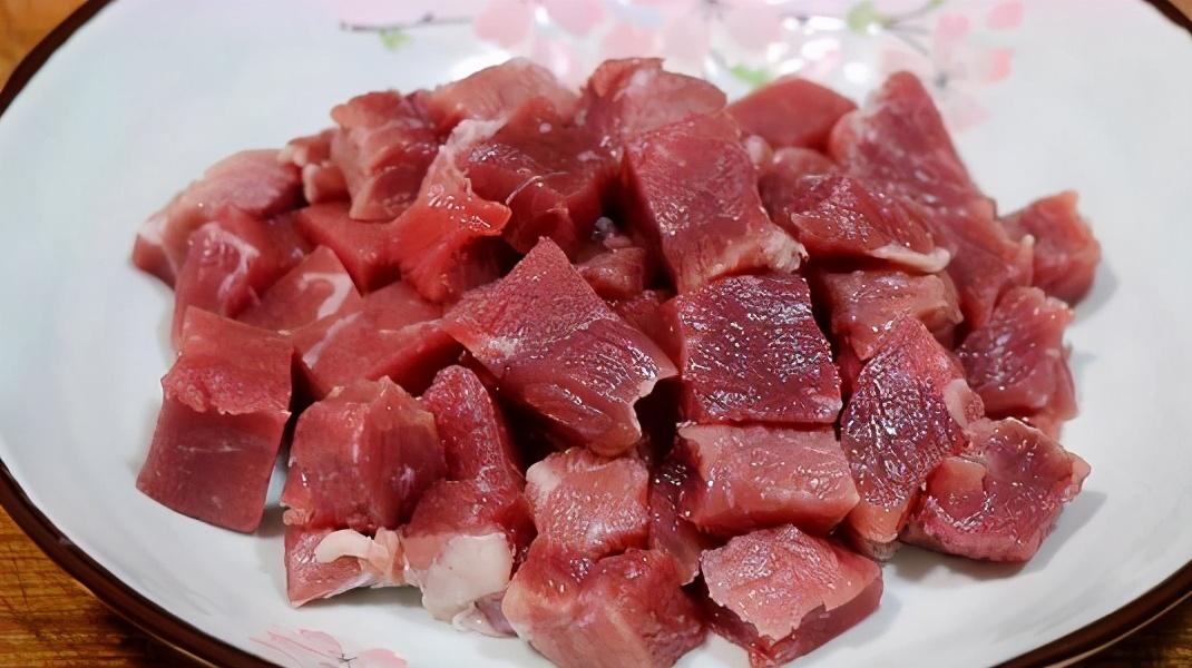 牛肉馅饺子怎么调馅配什么菜（正宗牛肉饺子馅的做法） 第5张