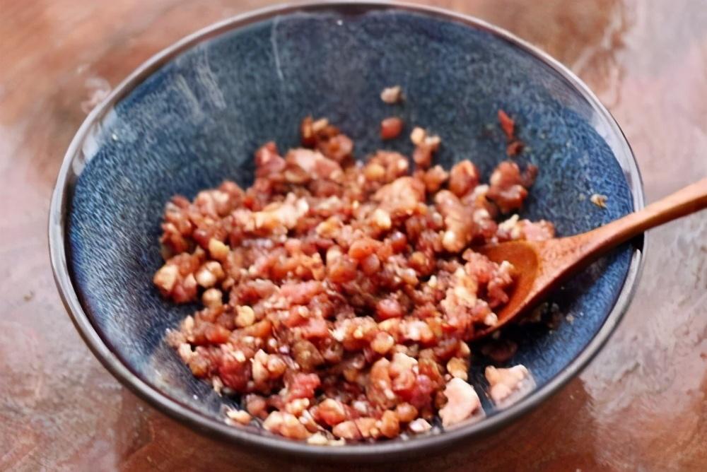 牛肉馅饺子怎么调馅配什么菜（正宗牛肉饺子馅的做法） 第9张