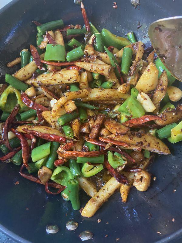 辣子鸡怎么做好吃（家常辣子鸡的制作方法） 第1张