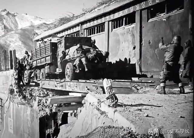 《水门桥》的背后：并非三炸而是五炸，真实的历史远比电影更壮烈 第11张