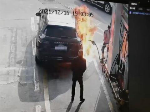 深圳一男子拔掉油枪点燃汽车后逃走（目前事件还在处理中） 第1张