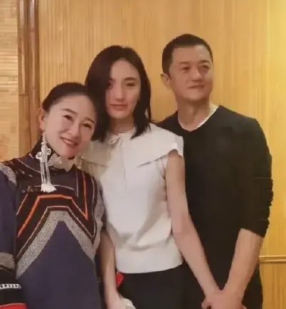 李亚鹏公司被曝接连被执行，总金额已超500万，小19岁女友不离不弃 第29张