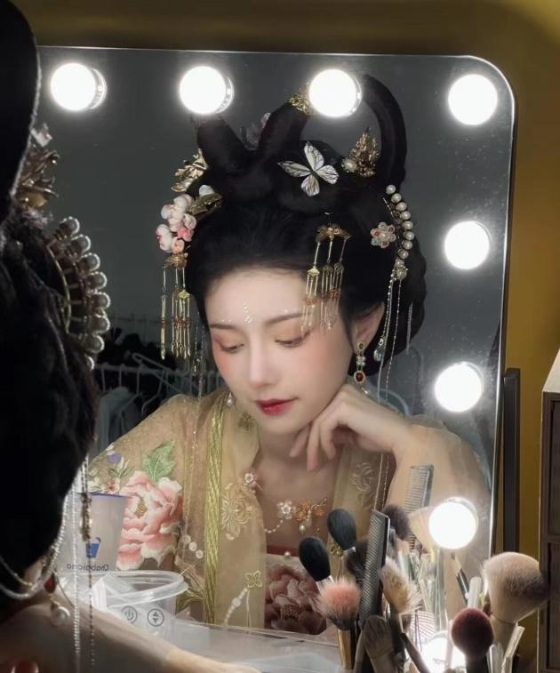 半扎半散古风发型（汉服的搭配妆发有多惊艳） 第11张
