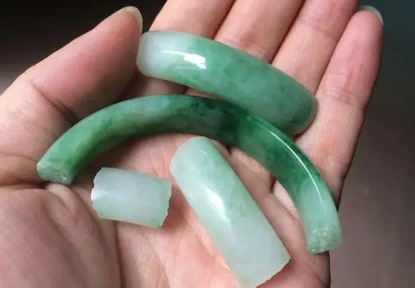 银手镯戴左手好还是右手好（戴手镯有什么讲究） 第7张