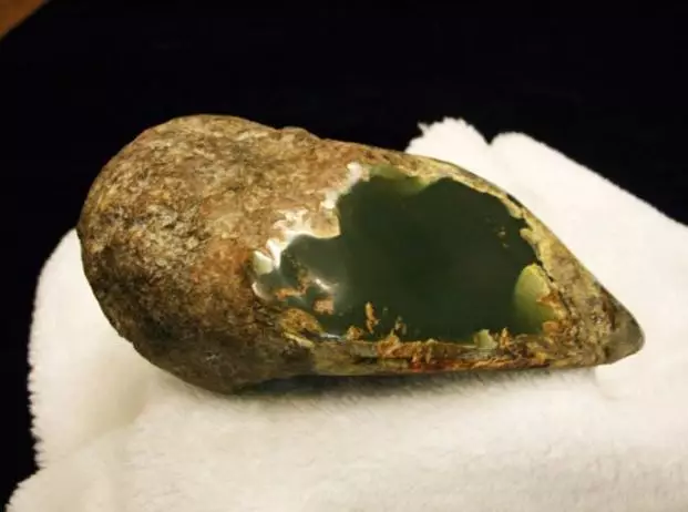 河磨玉与和田玉区别（和田玉籽料和河磨玉哪个好） 第1张