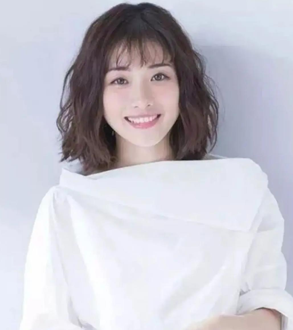 自来卷的头发适合什么发型（女生天生自然卷适合剪什么发型） 第9张