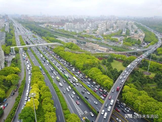 老司机跑高速为什么不走左道（不建议走高度左道的理由） 第3张