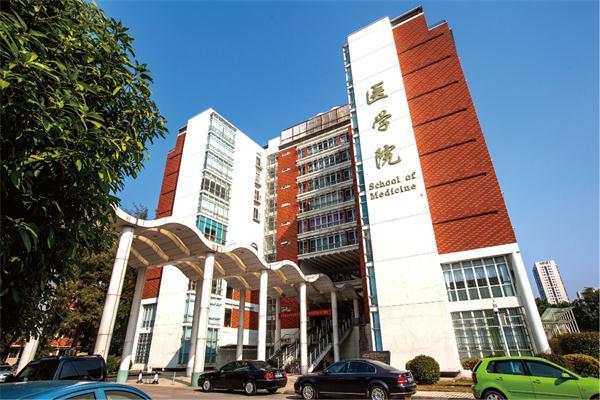 暨南大学十大王牌专业：新闻学得第一，经济学排第二 第15张