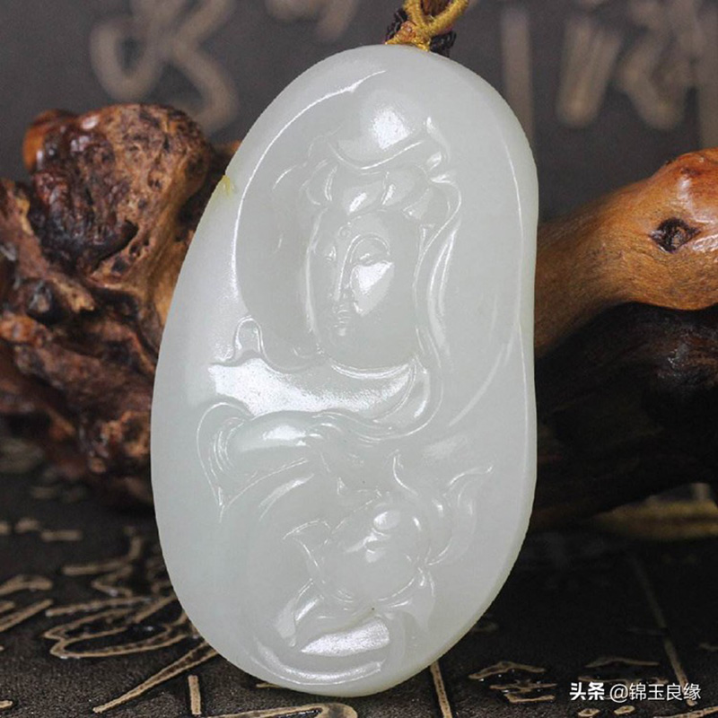 玉和翡翠有什么区别（翡翠和和田玉有什么不同） 第1张