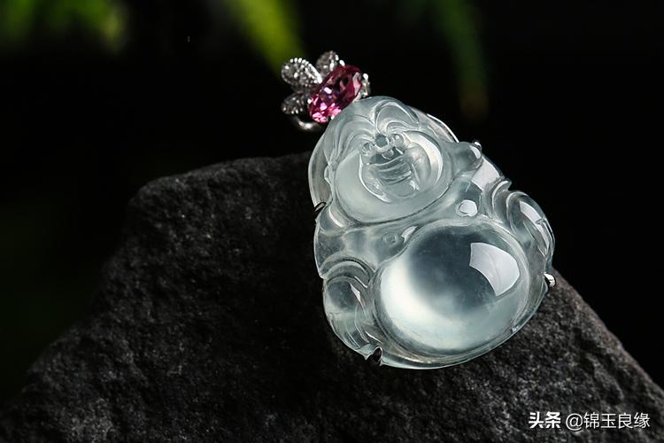 玉和翡翠有什么区别（翡翠和和田玉有什么不同） 第3张