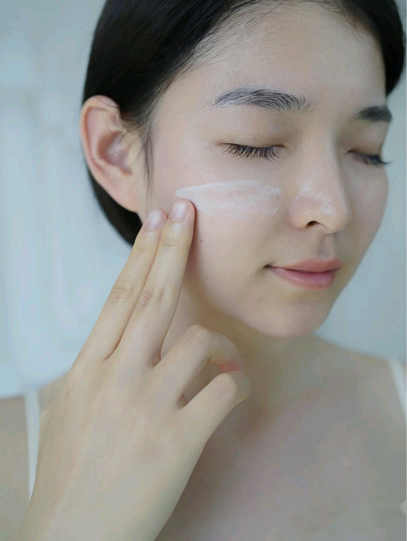 晚上用乳液好还是面霜好（乳液和面霜哪个晚上用哪个早上用） 第17张
