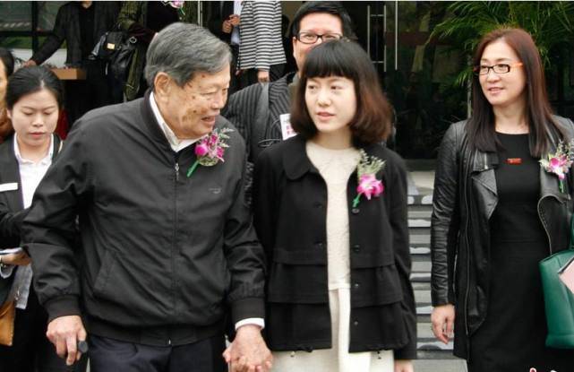 2019翁帆产下一子图片？杨教授高情商否认 第3张