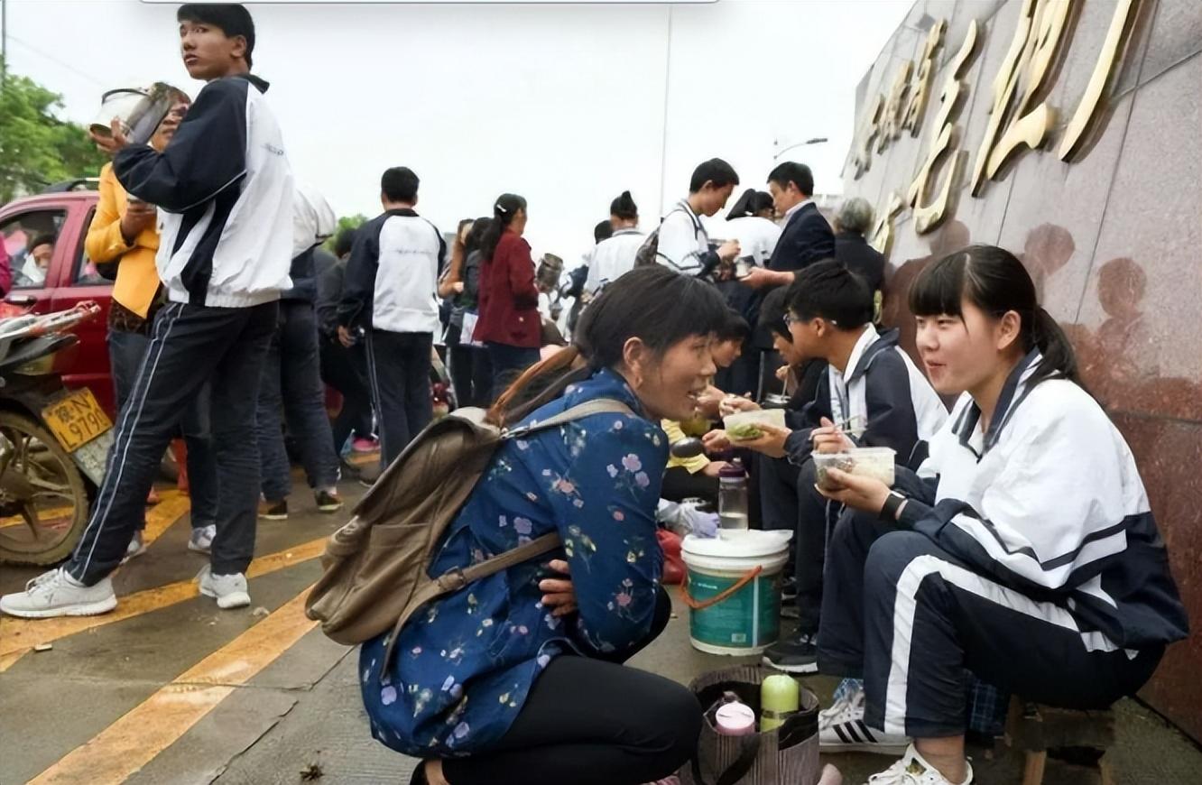 高三复读一年的费用大概是多少（高三复读收费标准2022） 第5张