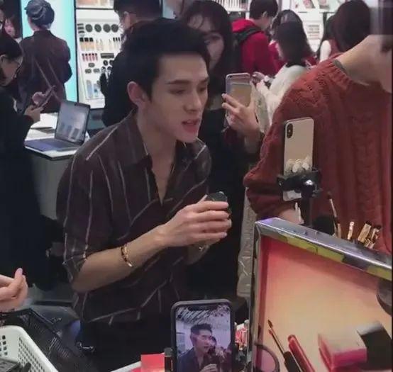 李佳琦个人资料（赚够了两千万，却回不去老家） 第15张