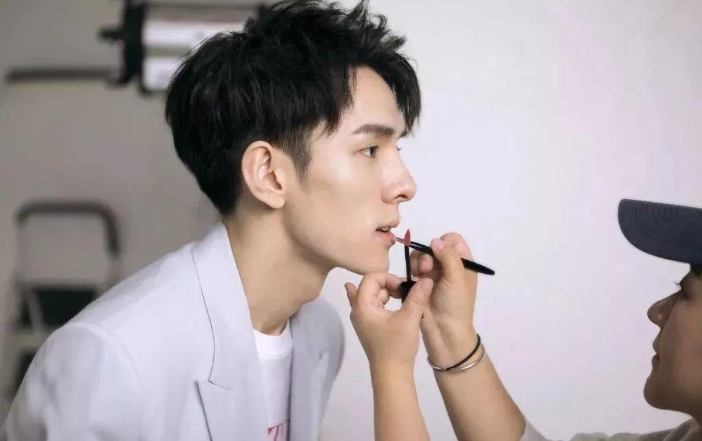 李佳琦个人资料（赚够了两千万，却回不去老家） 第39张