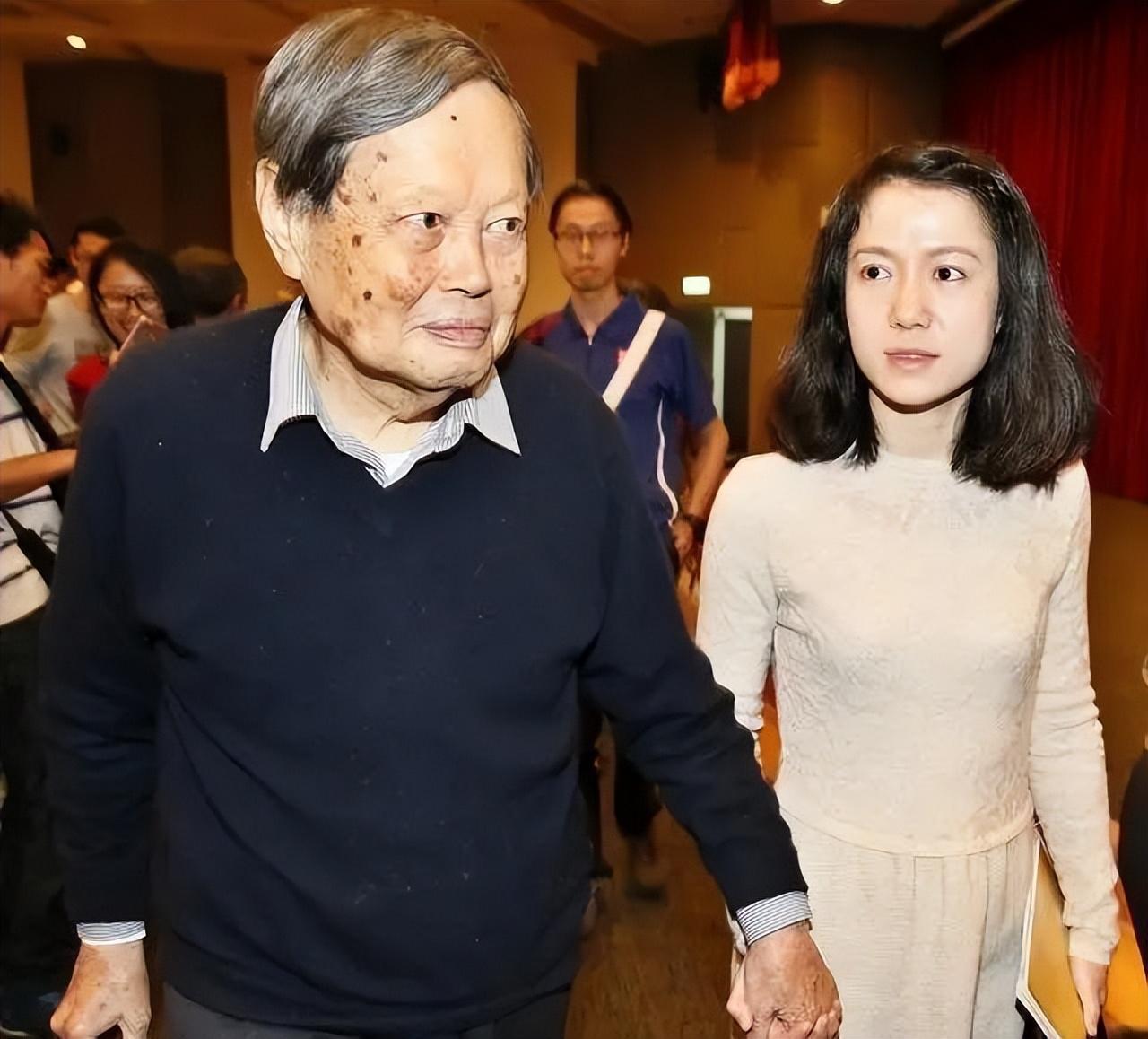 翁帆个人资料简历（28岁结婚，为丈夫坚持早睡18年） 第1张