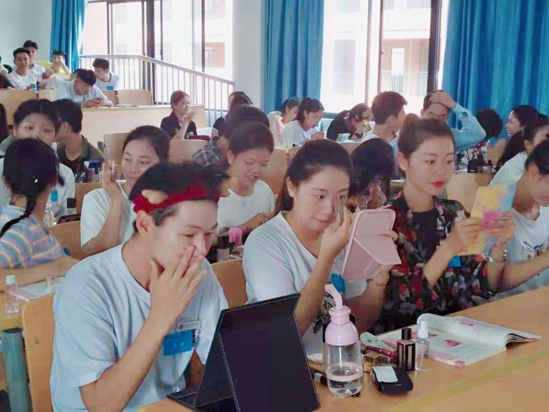 李佳琦个人资料（卖化妆品年入2亿） 第7张