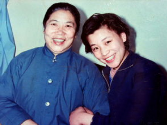 小香玉简历及个人资料（40岁高龄产子也幸福） 第7张