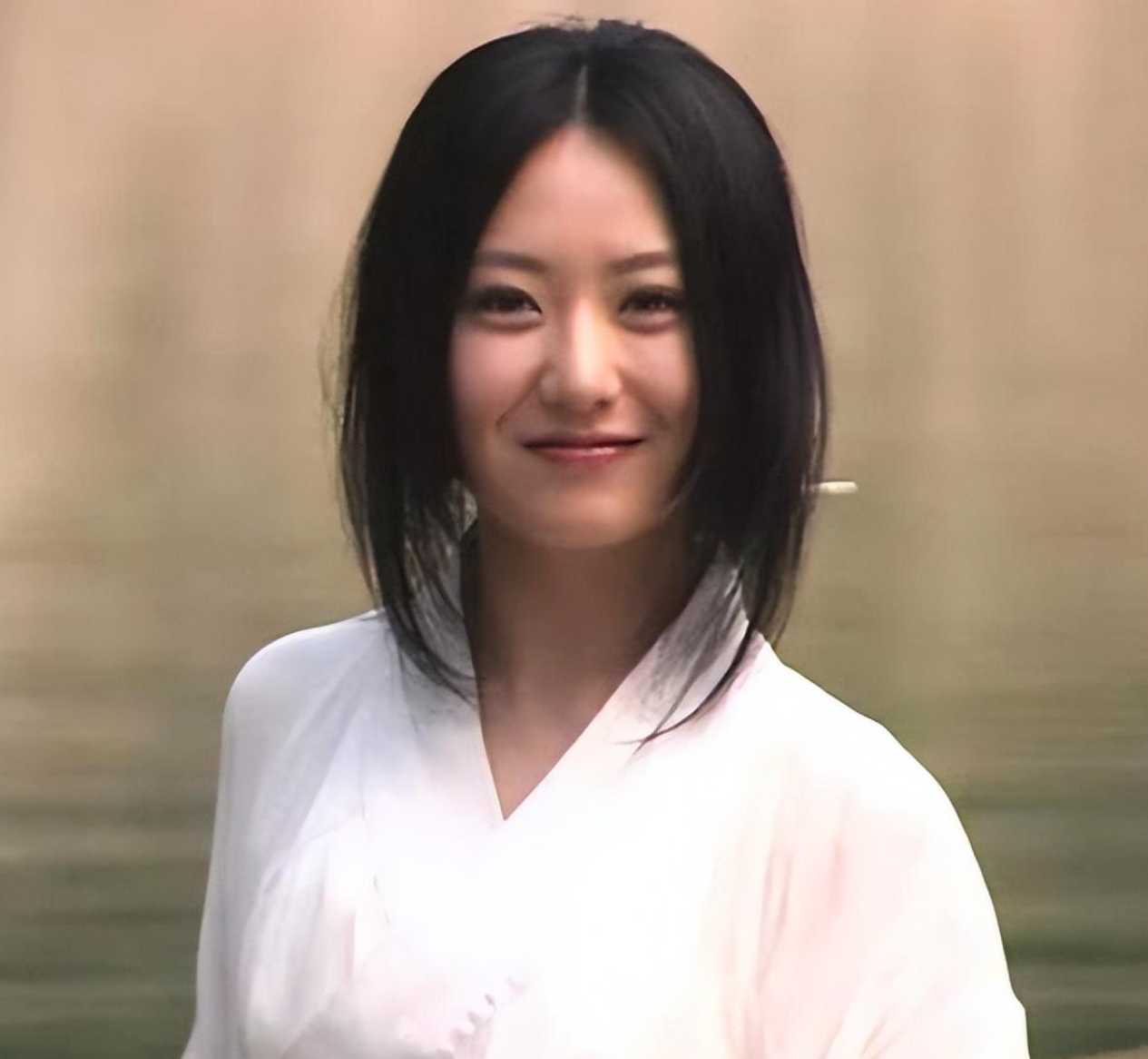 白冰个人资料简介（与模特丁一闪婚又离婚，如今仍单身） 第15张