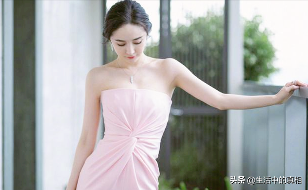 生活中那么多穿抹胸的女生，她们就不怕“走光”吗？ 第3张