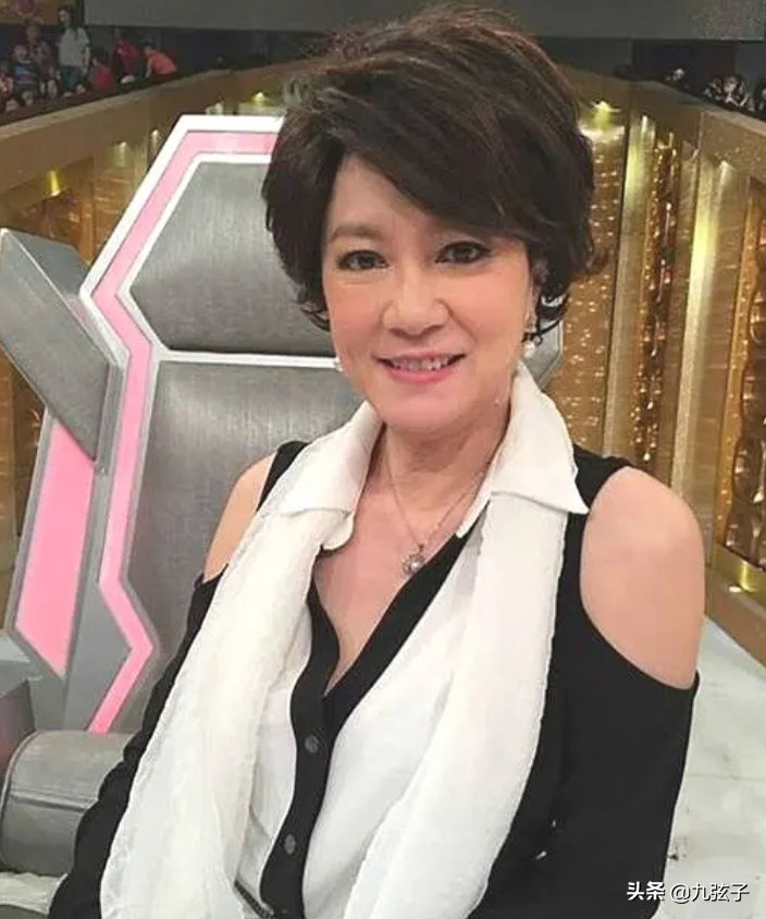不畏惧市井流言，不为名声所累的痴情女子，苗可秀活得与众不同 第33张