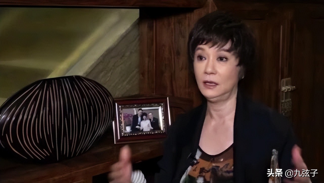 不畏惧市井流言，不为名声所累的痴情女子，苗可秀活得与众不同 第25张